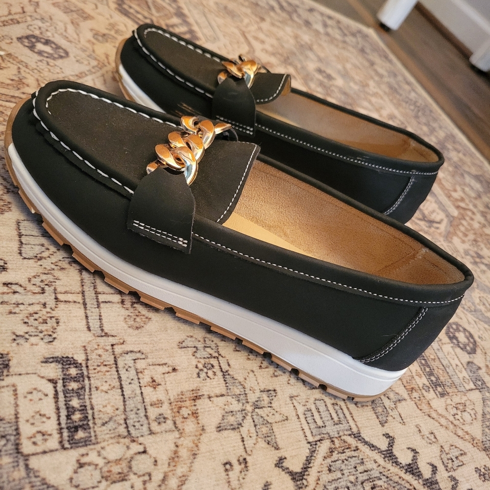 Source Unknown Black and Gold Flats with Classic Design
